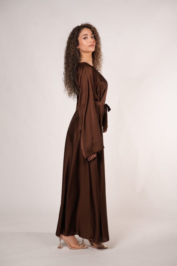 Kimava Satin Abaya – Edles Brown Sugar für luxuriösen Stil
