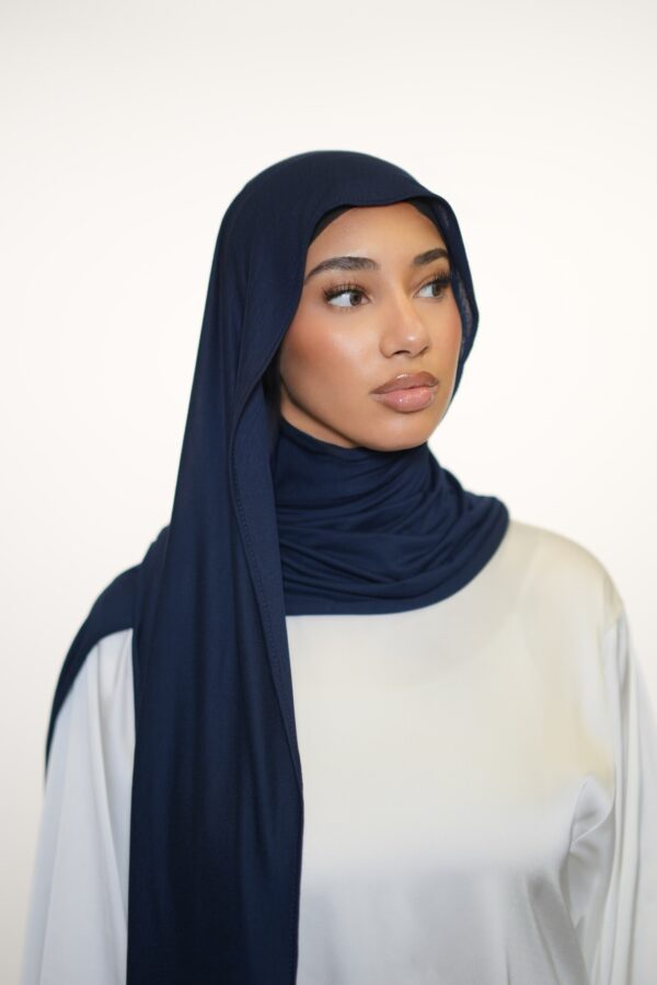 Kimava Jersey Stoff – Klassisches Navy Blau für vielseitige Outfits - Image 3